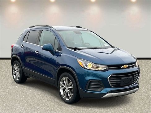 Used 2020 Chevrolet Trax LT w/ Driver Confidence Package image 3
