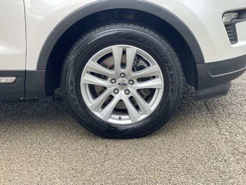 Used 2018 Ford Explorer XLT w/ Equipment Group 202A AWD/4WD image 12