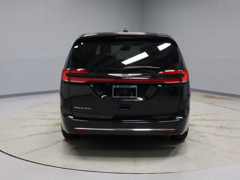 Used 2025 Chrysler Pacifica Select FWD image 9