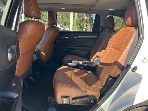 Used 2017 Toyota Highlander Limited Platinum image 12