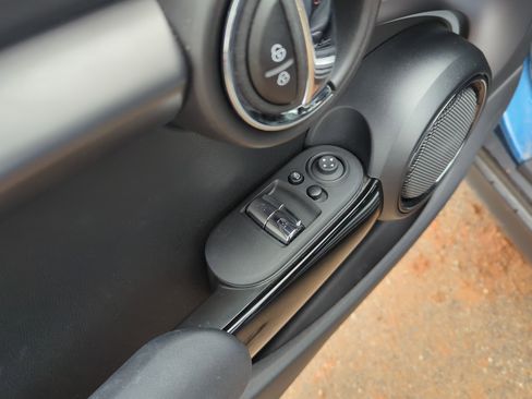 Used 2024 MINI Cooper 2-Door Hardtop image 17