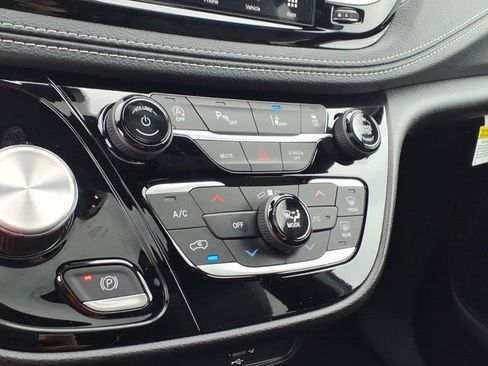 New 2027 Chrysler Pacifica Select FWD image 9
