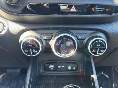 Used 2025 Hyundai Venue Limited image 17