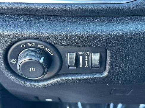 Used 2019 Chrysler Pacifica Touring Plus w/ Advanced Safetytec Group image 32