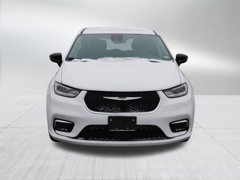 Used 2024 Chrysler Pacifica Touring-L image 2