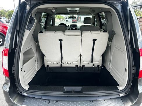 Used 2014 Chrysler Town & Country Touring w/ Driver Convenience Group FWD image 20