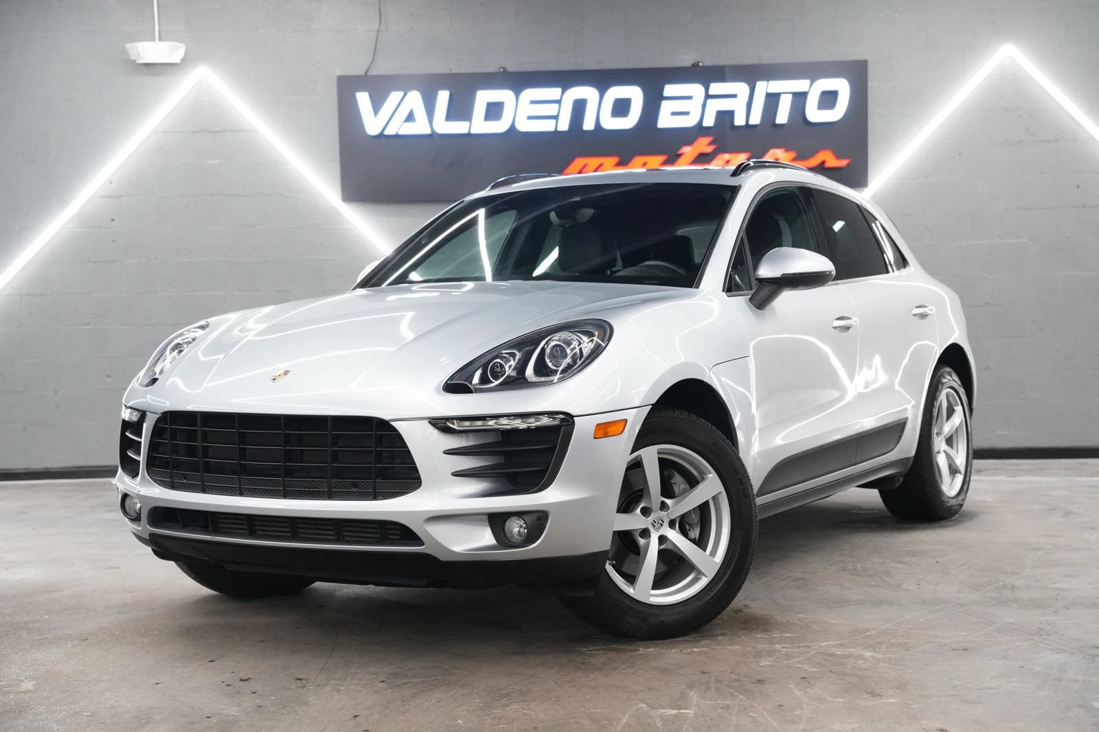 Used 2018 Porsche Macan Sport Edition AWD/4WD image 1