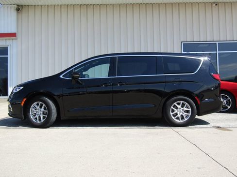 Used 2025 Chrysler Pacifica Select image 11