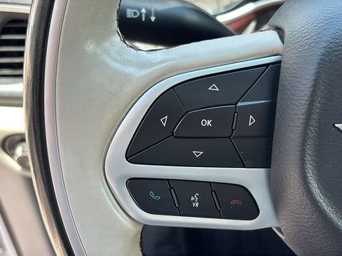 Used 2018 Chrysler Pacifica Limited w/ Tire & Wheel Group FWD image 17
