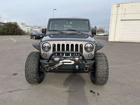 Used 2018 Jeep Wrangler Unlimited Rubicon w/ Connectivity Group image 8