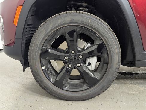 New 2025 Jeep Grand Cherokee Limited w/ Luxury Tech Group II image 9