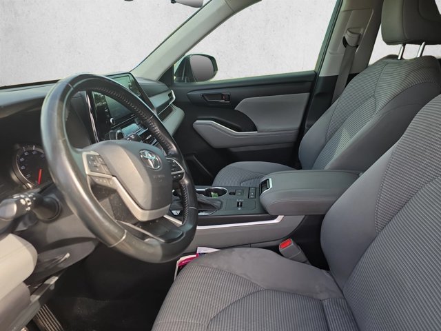 Used 2022 Toyota Highlander LE FWD image 16