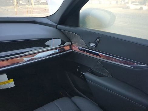 Used 2024 BMW i7 xDrive60 image 16