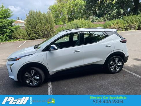 Used 2023 Chevrolet Bolt EUV LT w/ Convenience Package FWD image 5
