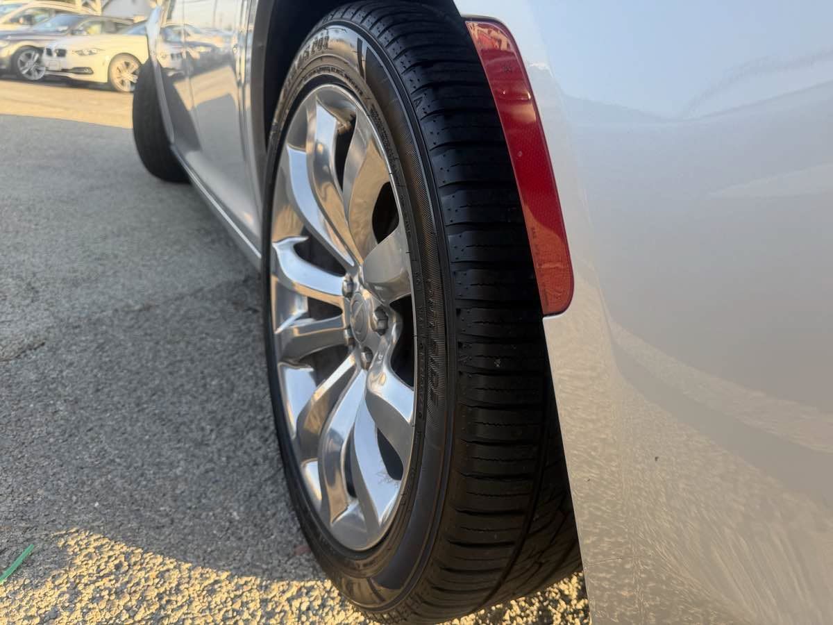 Used 2019 Chrysler 300 Limited w/ Safetytec Plus Group RWD image 4
