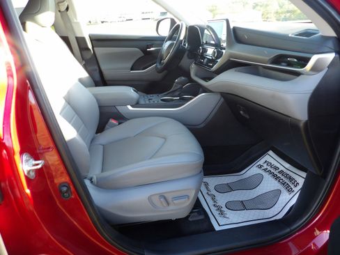 Used 2023 Toyota Highlander XLE image 11