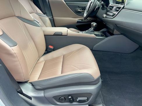 Used 2025 Lexus ES 350 Ultra Luxury w/ Accessory Package (Z2) image 19