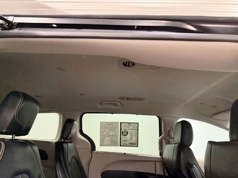 Used 2024 Chrysler Pacifica Touring-L image 16