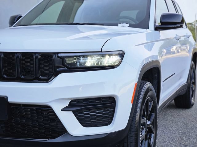 Used 2025 Jeep Grand Cherokee Altitude AWD/4WD image 9