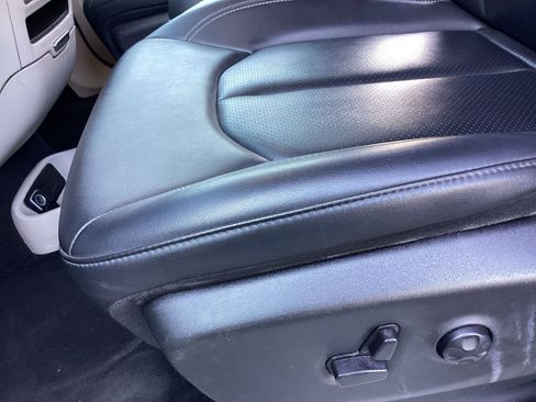 Used 2024 Chrysler Pacifica Touring-L image 12