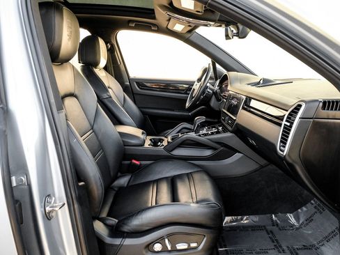 Used 2020 Porsche Cayenne image 30