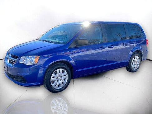 Used 2018 Dodge Grand Caravan SE w/ UConnect Hands-Free Group image 2
