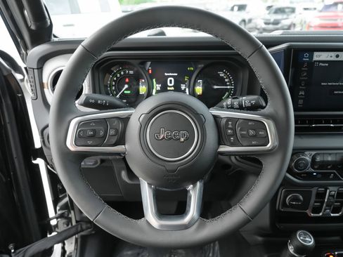 Used 2025 Jeep Wrangler Unlimited Sahara AWD/4WD image 8