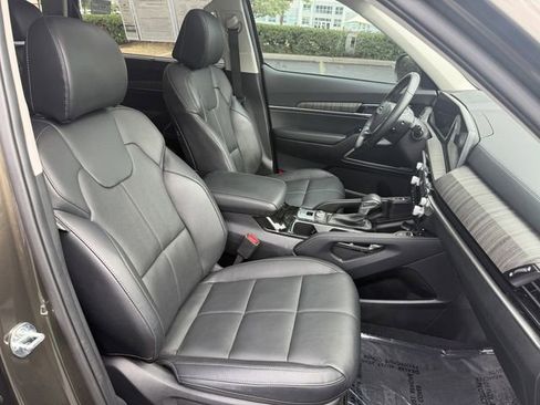 Certified 2025 Kia Telluride EX w/ EX Captain's Chair Package FWD image 38
