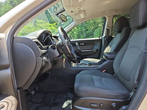 Used 2017 Chevrolet Traverse LT w/ Style and Technology Package FWD image 13