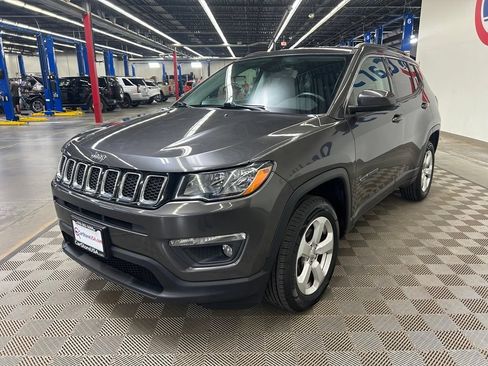 Used 2018 Jeep Compass Latitude w/ Cold Weather Group AWD/4WD image 3