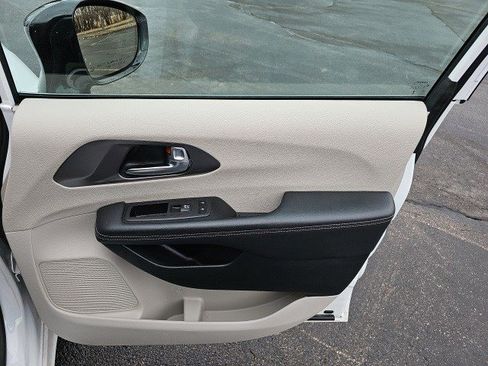 Used 2024 Chrysler Pacifica Touring-L image 15