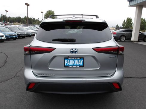 Used 2022 Toyota Highlander XLE AWD/4WD image 4