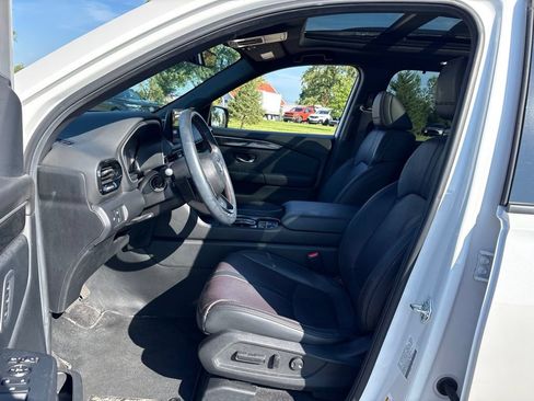 Used 2025 Honda Pilot Black Edition image 18