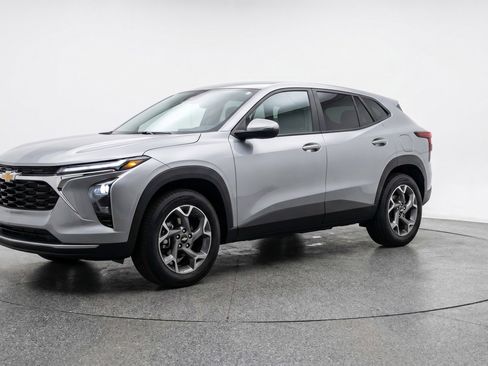 Used 2025 Chevrolet Trax LT FWD image 3