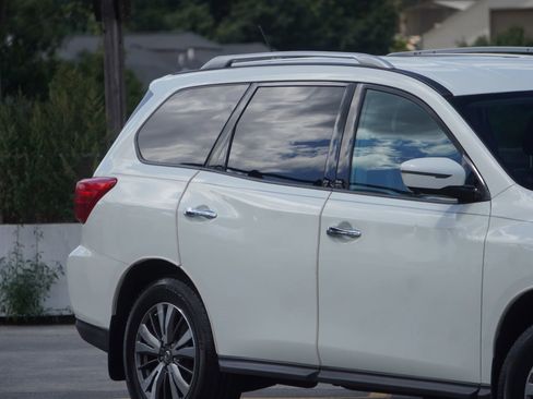 Used 2017 Nissan Pathfinder SL image 18