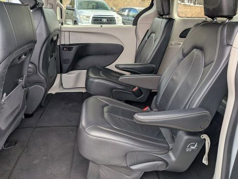 Used 2022 Chrysler Pacifica Touring-L image 19