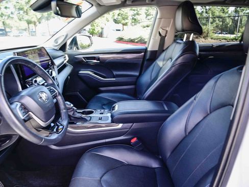 Used 2024 Toyota Highlander Limited image 22