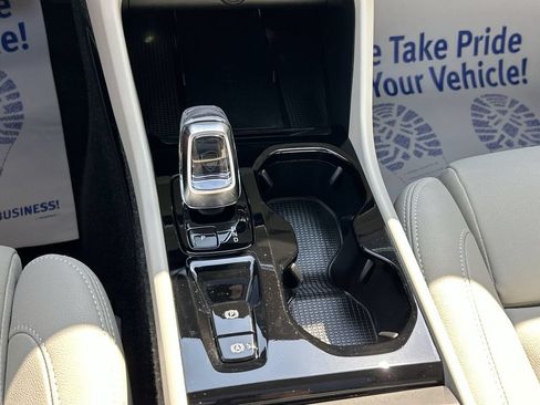 Certified 2025 Volvo XC40 B5 Plus AWD/4WD image 22