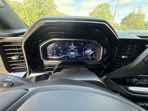 Used 2024 Chevrolet Silverado 2500 ZR2 w/ Technology Package image 11