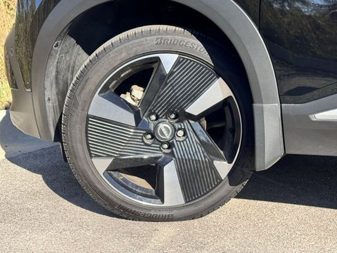 Certified 2025 Nissan Kicks SR image 10