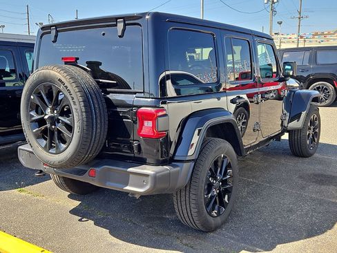 Used 2025 Jeep Wrangler Unlimited Sahara w/ Safety Group image 4