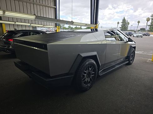 Used 2024 Tesla Cybertruck Cyberbeast AWD/4WD image 4