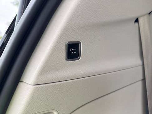 Used 2018 Chrysler Pacifica Touring-L FWD image 19