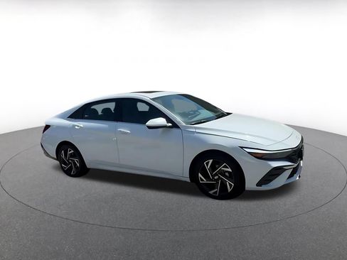 Used 2025 Hyundai Elantra SEL FWD image 2