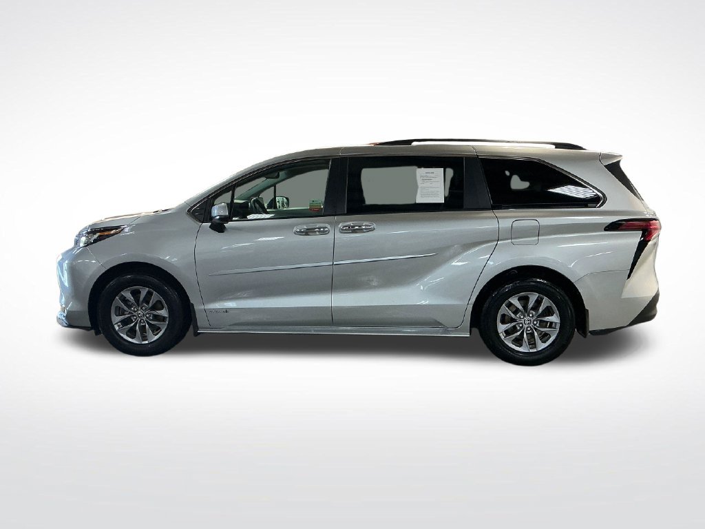 Certified 2021 Toyota Sienna XLE AWD/4WD image 2