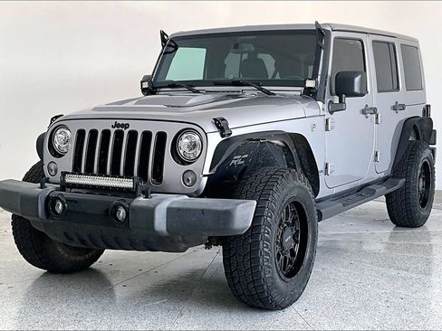 Used 2018 Jeep Wrangler Unlimited Sahara AWD/4WD image 12