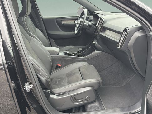 Used 2025 Volvo XC40 B5 Plus image 25