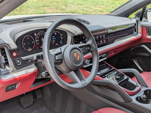 Certified 2026 Porsche Cayenne E-Hybrid Coupe AWD/4WD image 4