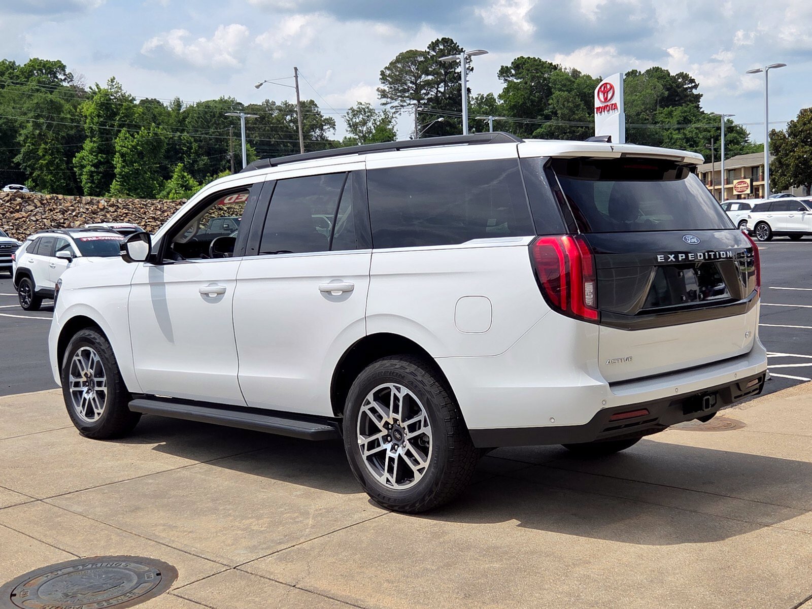 Used 2025 Ford Expedition Active AWD/4WD image 3