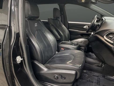 Used 2020 Chrysler Pacifica Touring-L Plus image 31